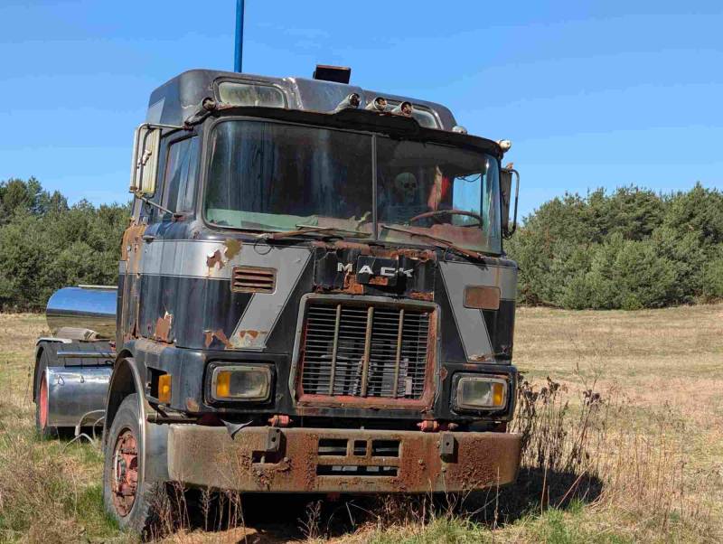 Opuszczony MACK serii F w Wielkopolskie – znalezisko truck mechanic